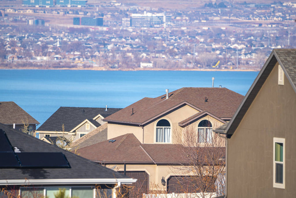 Uitzicht op Utah Lake over daken van huizen - Foto, afbeelding