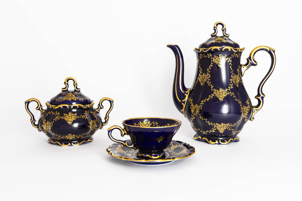 Hermoso té de porcelana vintage de color azul cobalto con gol
 - Foto, Imagen