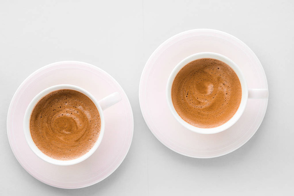 Copa de café francés caliente como bebida de desayuno, tazas flatlay en whi
 - Foto, imagen