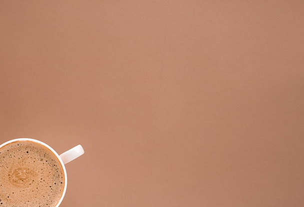 Kahvaltı içeceği olarak sıcak kahve fincanı, bej sırt düzlük fincan - Fotoğraf, Görsel