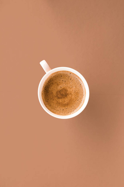 朝食ドリンクとしてホットコーヒーのカップ、ベージュの背中にフラットレイカップ - 写真・画像