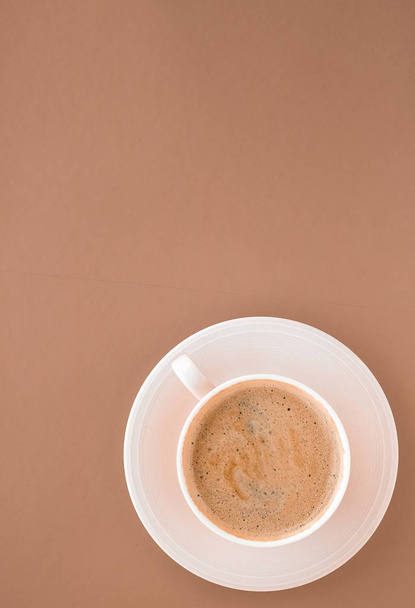 Copa de café caliente como bebida de desayuno, tazas planas en beige espalda
 - Foto, Imagen