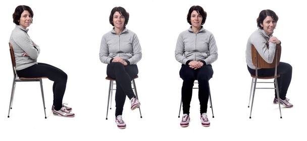 mujer sentada en una silla sobre fondo blanco
 - Foto, Imagen