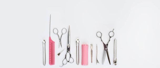 Набор профессиональных парикмахерских инструментов на белом фоне - Фото, изображение