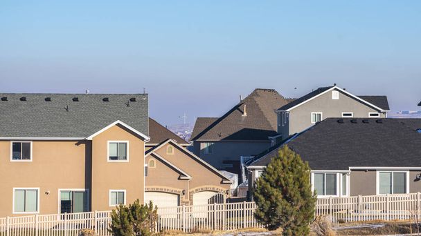 Panorama Maisons américaines avec clôture blanche en hiver
 - Photo, image