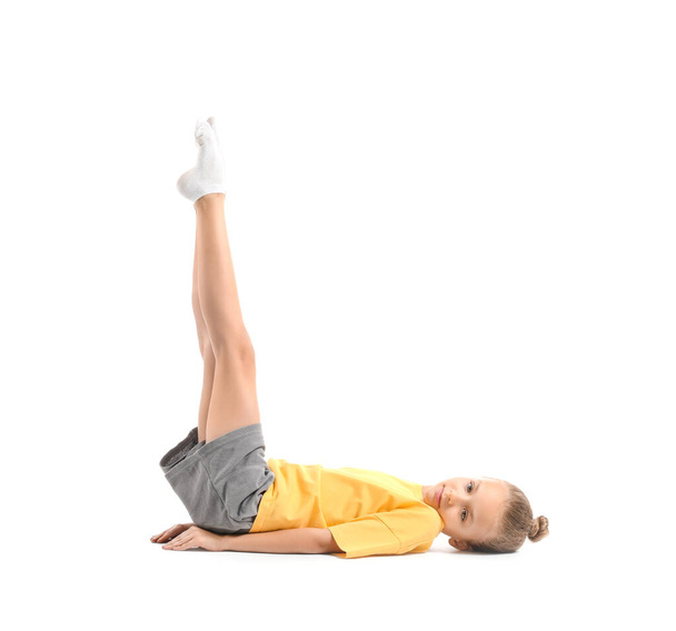 Malá holčička se cvičí jóga na bílém pozadí - Fotografie, Obrázek