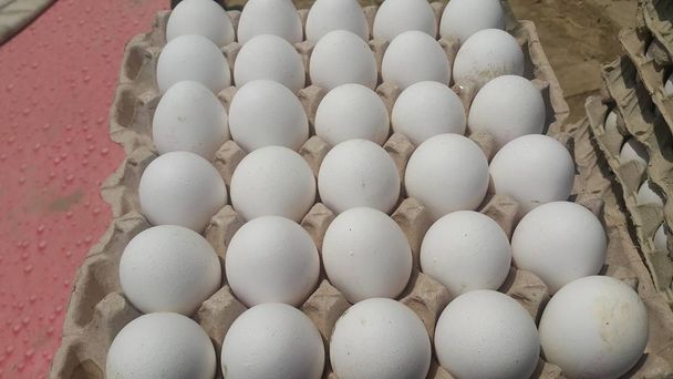 Tuoreet kananmunat markkinoille saatetussa munapakkauksessa
 - Valokuva, kuva