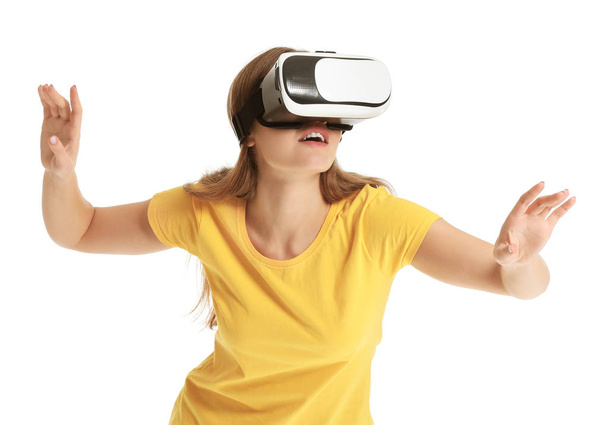 młoda kobieta w okularach wirtualnej rzeczywistości na białym tle - Zdjęcie, obraz