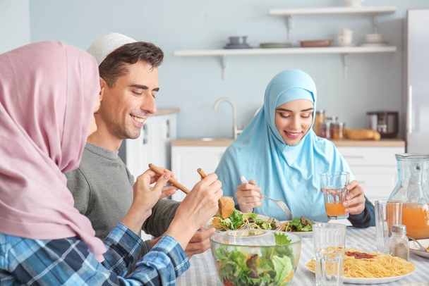 Famiglia musulmana cenare a casa
 - Foto, immagini