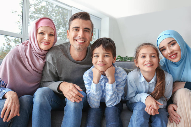 Portrait de famille musulmane heureuse à la maison
 - Photo, image