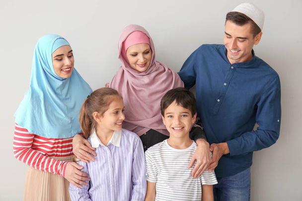 Portret muzułmańskiej rodziny na jasnym tle - Zdjęcie, obraz