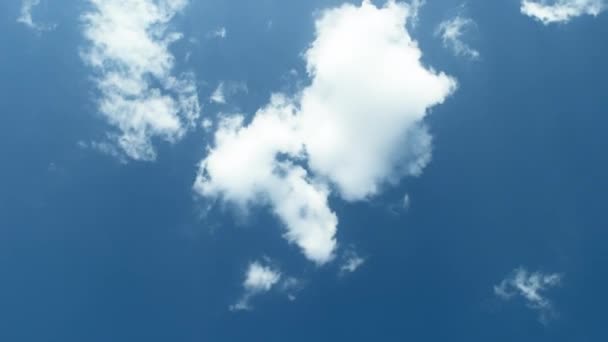 Kék ég, hasonló szív alakú felhővel. Szép napunk van reggel. Ez a legjobb idő a nyaralásra.. - Felvétel, videó