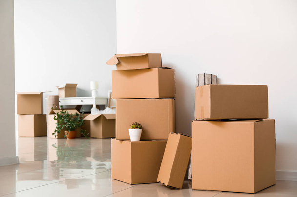 Boîtes en carton avec effets personnels dans un appartement neuf le jour du déménagement - Photo, image