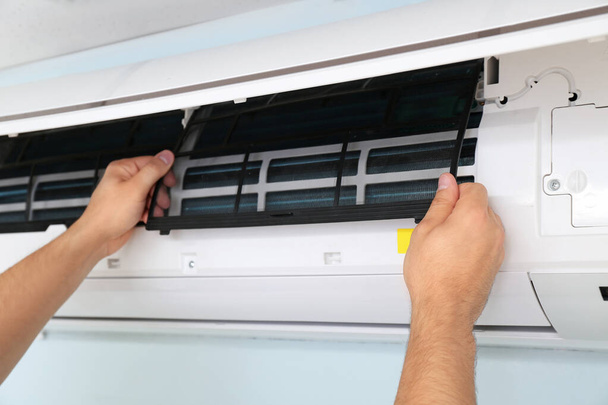 männlicher Techniker repariert Klimaanlage drinnen, Nahaufnahme - Foto, Bild