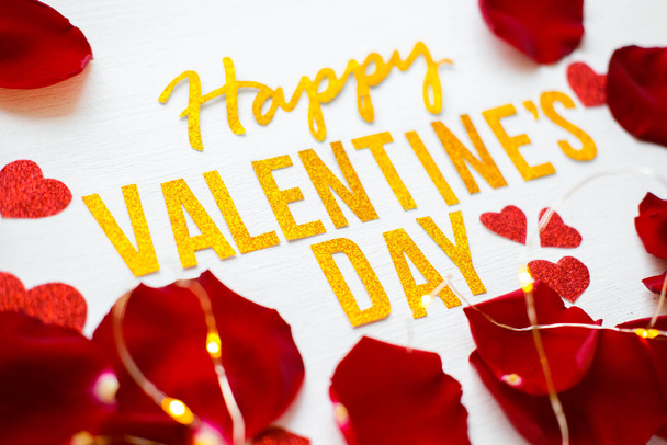Joyeux Valentines carte de vœux texte avec pétales de rose rouge et fond en bois blanc Heartson. romantique et concept d'amour
 - Photo, image