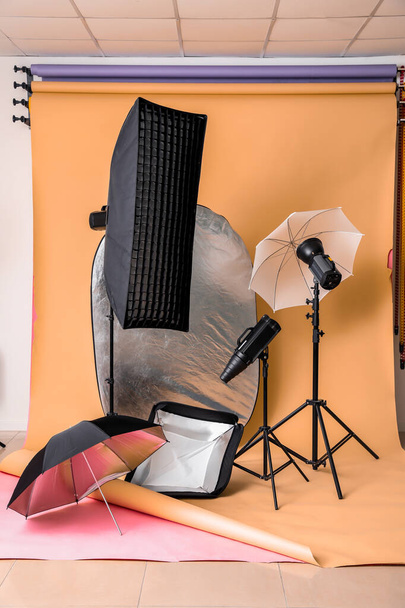 Équipement professionnel dans un studio photo moderne
 - Photo, image