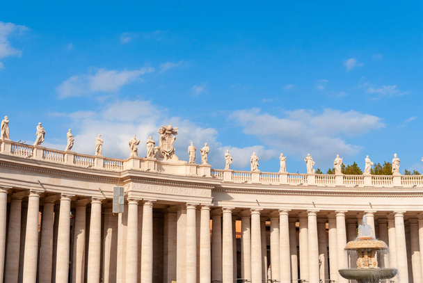 Plac św. Piotra w Watykanie Rzym zbudowany przez Giana Lorenzo Berniniego. - Zdjęcie, obraz