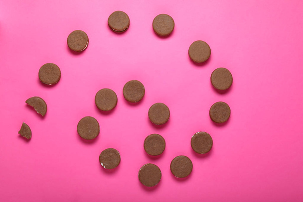 Tasty chocolate cookies on color background - Φωτογραφία, εικόνα