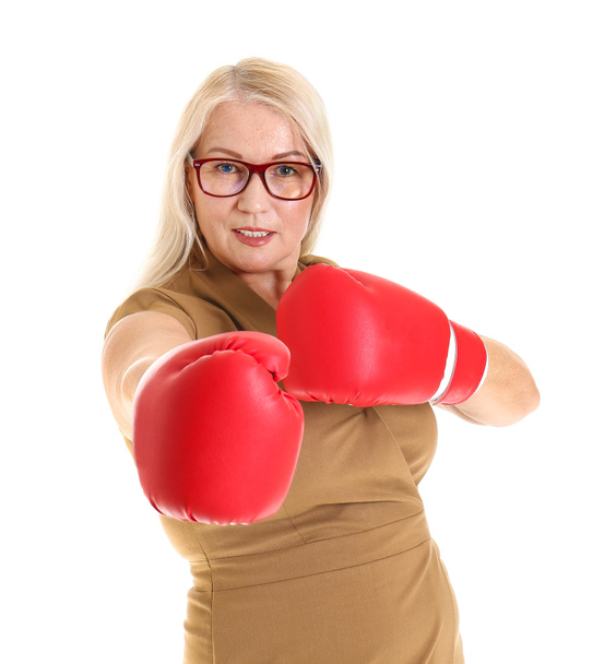 Γυναίκα με γάντια πυγμαχίας σε λευκό φόντο. Έννοια του φεμινισμού - Φωτογραφία, εικόνα