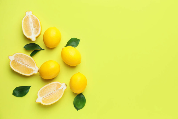 Ripe lemons on color background - Φωτογραφία, εικόνα