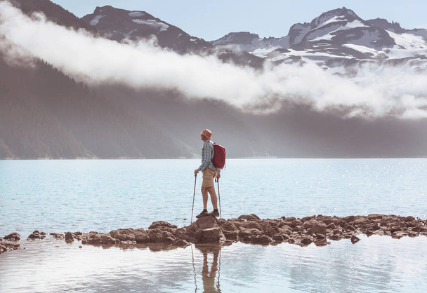 Прогулка к бирюзовым водам живописного озера Гарибальди близ Уистлера, Канада. Очень популярное туристическое направление в Британской Колумбии. - Фото, изображение