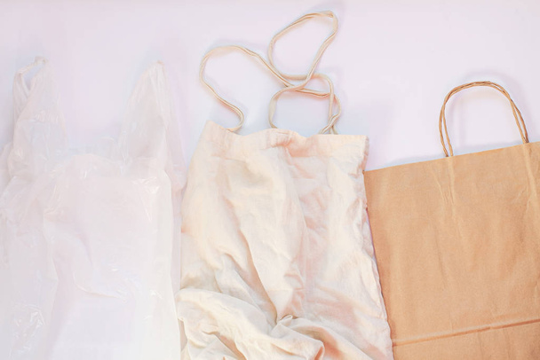 Plastová taška vs papírové balení vs tkaniny eko taška. Řekni ne umělé hmotě. Omezit, opětovně použít a recyklovat koncept. Ekologická taška. - Fotografie, Obrázek