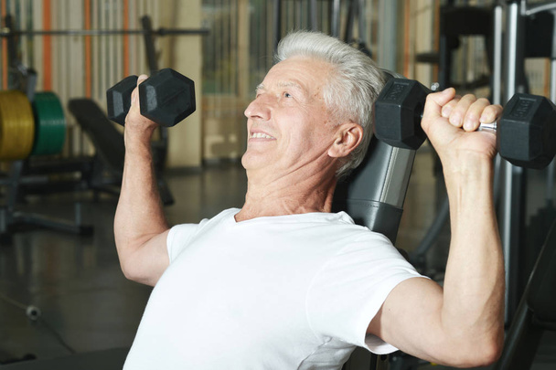 Elderly man in  gym - Фото, зображення