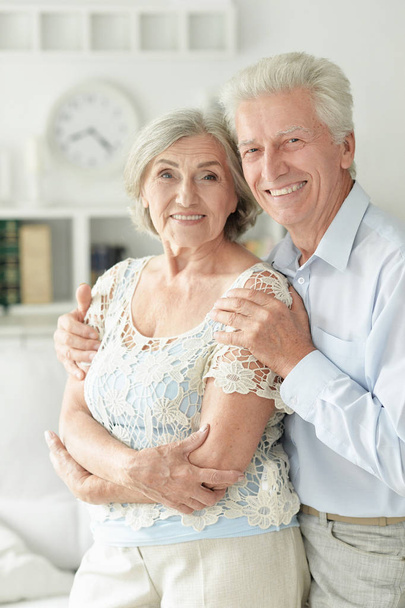 alegre pareja mayor abrazando en casa
  - Foto, Imagen