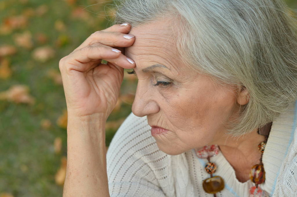 sad, thoughtful  senior woman in  park - Foto, afbeelding