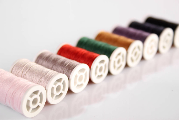 Many multi-colored spools of thread - Foto, immagini