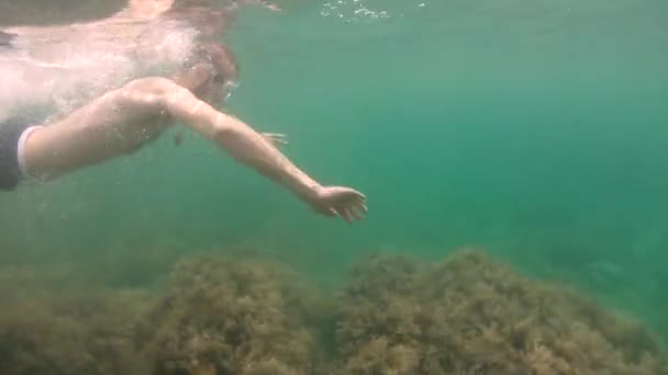 Hubený muž s plnovousem v masce plave pod vodou a mává rukama. Detailní záběr. - Záběry, video