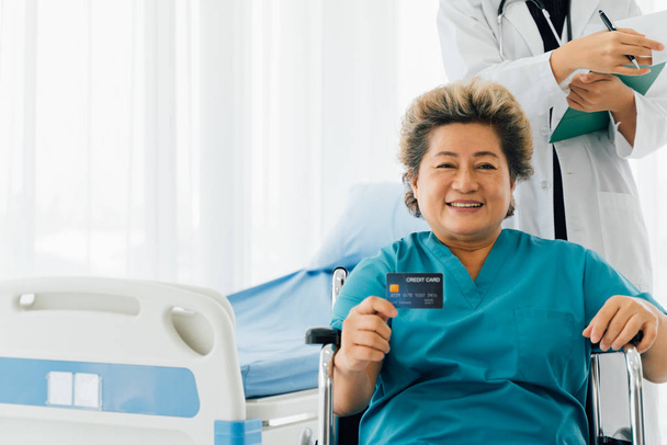Anciana asiática mujer paciente disfrutando de servicios comerciales de hospital
 - Foto, imagen