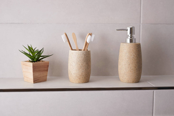 Organic bamboo toothbrushes in the bathroom - Foto, immagini