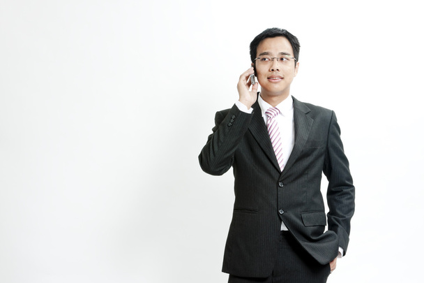Businessman talking on cellphone - Foto, afbeelding