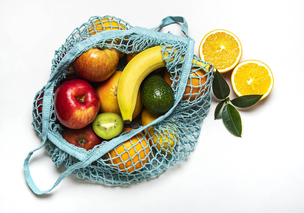 Hálós bevásárlótáska gyümölcsökkel - Fotó, kép