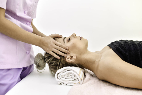  молода жінка в масажному салоні
 - Фото, зображення