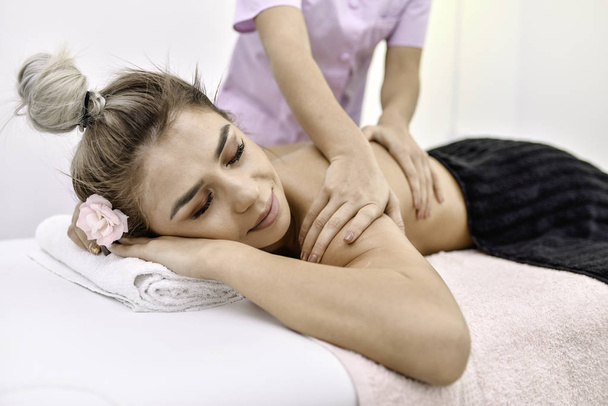  młoda kobieta w salonie masażu - Zdjęcie, obraz