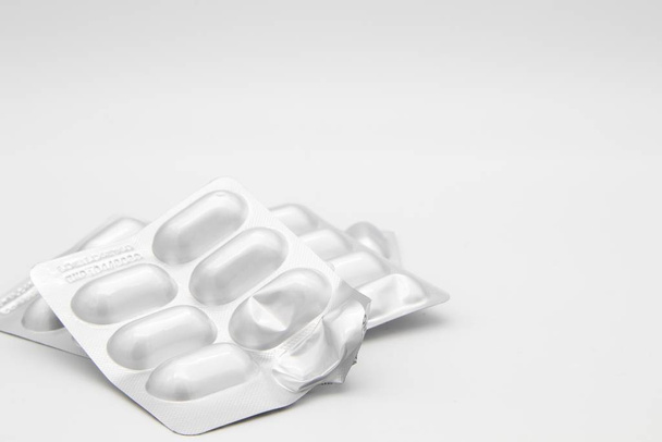 GLOUCESTER, UNITED KINGDOM - Jan 06, 2020: Medication in the form of capsules/pills/tablets against a white background - Fotoğraf, Görsel