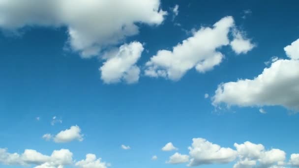 Блакитне небо з хмарою такої ж форми серця. Добрий день вранці. Найкращий час для подорожей у відпустку
. - Кадри, відео