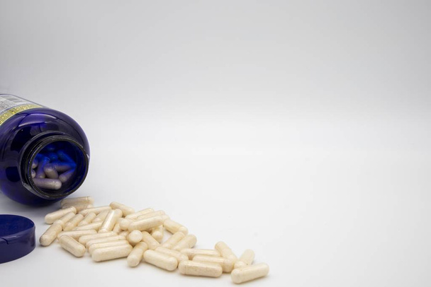 GLOUCESTER, SPOJENÉ KRÁLOVSTVÍ - 06. ledna 2020: Léky ve formě tobolek / tablet na bílém pozadí - Fotografie, Obrázek