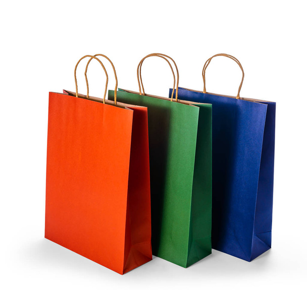 Csoport színes papír bevásárló táskák elszigetelt fehér backgrou - Fotó, kép
