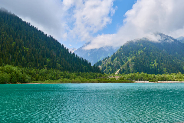 Widok na jezioro Issyk. Almaty. Kazachstan.Jezioro Issyk - jezioro w Kazachstanie, położone nad rzeką Issyk.. - Zdjęcie, obraz