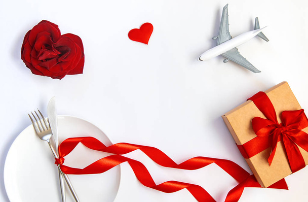 Beau fond rouge heureux avion Saint-Valentin. Concentration sélective. - Photo, image