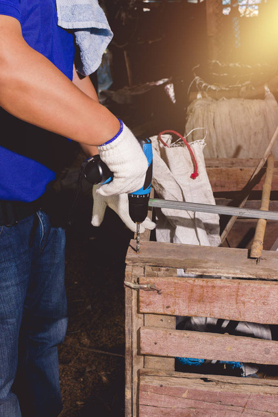 εργάτες οικοδόμου με μπλε πουκάμισο με προστατευτικά γάντια ένα - Φωτογραφία, εικόνα