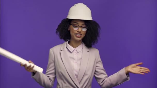 glimlachende Afro-Amerikaanse ingenieur spreken geïsoleerd op paars  - Video