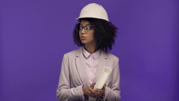 serio ingegnere afroamericano annuisce isolato su viola
  - Filmati, video