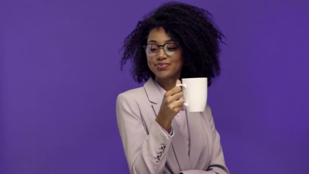 sorridente donna d'affari africana americana in possesso di tazza isolata su viola
  - Filmati, video