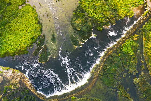 Drohne Luftaufnahme des Rumba-Wasserfalls in Lettland - Foto, Bild