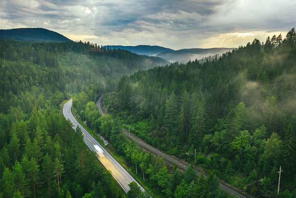 Drohnen-Luftaufnahme von Straße und Eisenbahn, Norwegen - Foto, Bild