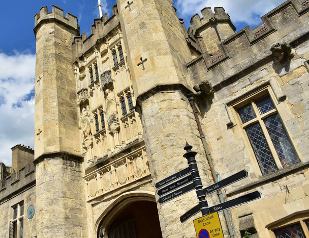 WELLS, SOMERSET, UNITED KINGDOM - May 22, 2019: The entrance to  Bishop's Palace, Wells, Somerset, England. May 22, 2019. the entrance is designed as a medieval gatehouse in the Gothic style. - Φωτογραφία, εικόνα